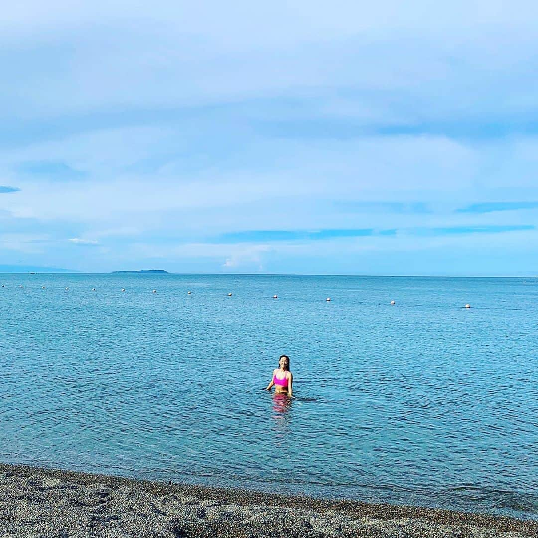 澤山璃奈さんのインスタグラム写真 - (澤山璃奈Instagram)「秋の風が気持ち良いね🍂 夏が終わっちゃったなぁって実感する日々🍄  大好きな夏☀️ 大好きな海にもプールにもいっぱい行けて今年は夏満喫出来ました💙🧜🏾‍♀️ 誕生日まで1か月きって、 1年を振り返ってたり これからのことを改めて考えたり💭  何をするにしても 情熱を持って 愛を持って 感謝の気持ちを持って 思いっきりやりきることを大切にしてきました💫  どんな道に進んでも これからもずっとそんな人生にしていきたいと思っています🌈 #氷の上のマーメイド #2019summer  #夏の思い出」9月22日 0時26分 - rinasawayama