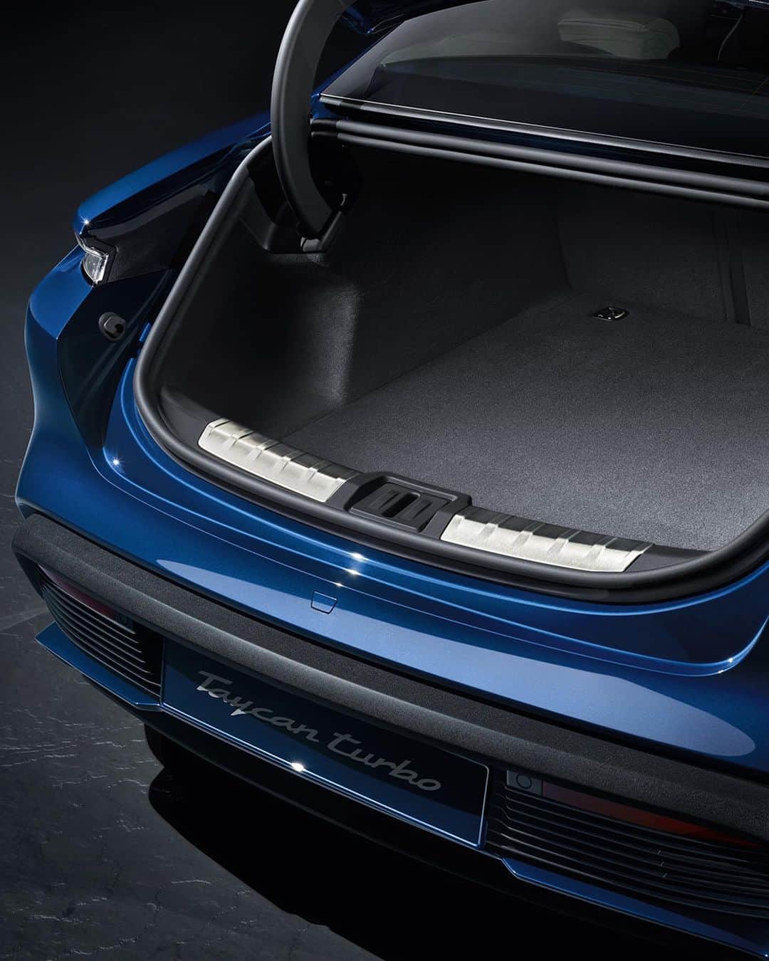 Porscheさんのインスタグラム写真 - (PorscheInstagram)「A master in use of space. With its front and rear luggage compartments and optional 4+1 seats, the Taycan brings everyday practicality to any lifestyle.  #Taycan #SoulElectrified #Porsche _ Taycan Turbo: Electricity consumption combined: 26,0 kwh/100 km; CO2 emissions combined: 0 g/km」9月22日 0時30分 - porsche