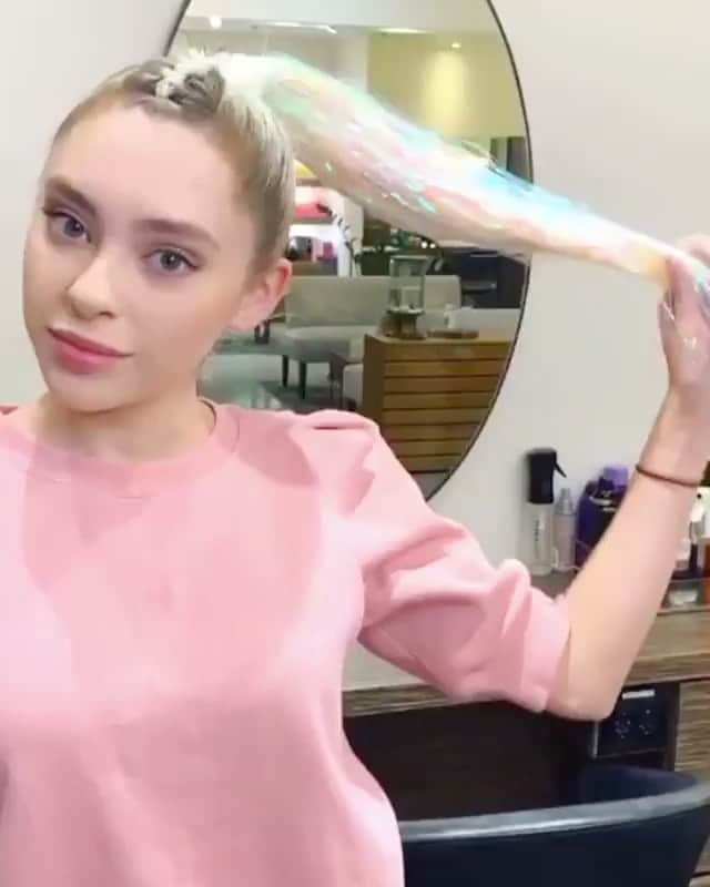 BeStylishのインスタグラム：「Look at this tinseltail hair 😍💖 . . . . ✨ Want more awesome daily content on your timeline? ✨ 👇🏼 🏠 Follow @home for house, design & architecture posts 🏠 👗 Follow @bestylish for fashion, art, funny & cool posts 👗 🎨 Follow @colour for art, colourful stuff! . . Credit: @shelleygregoryhair . _ #hairtutorials #haircolor #hairstyles #hairinspo #ponytailweave #bestylish #coolhair #hairstyles #cutehair #hairinspo #womenhairstyle」
