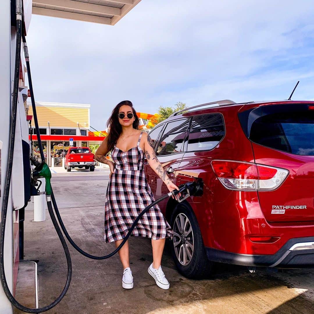 Bruna Unzuetaのインスタグラム：「Aquela fotinho plena abastecendo o carro 😂  Alugamos o carro na @macrentalcars , preço bommm, atendimento em português também e eles esperam você na porta do aeroporto 😌 consegui desconto, só entrar no perfil deles e falar que são meus seguidores ❤️」