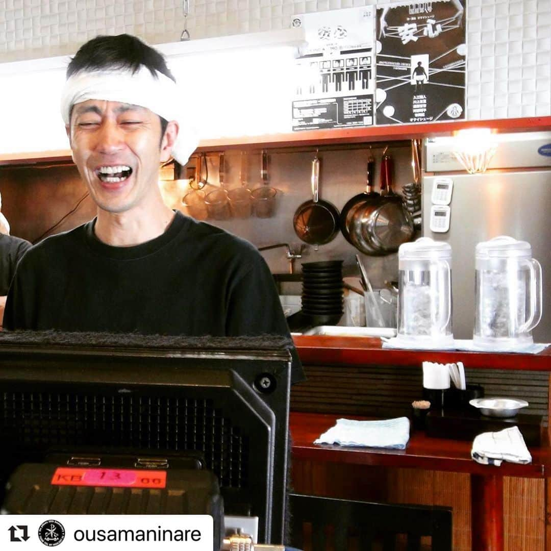 オクイシュージさんのインスタグラム写真 - (オクイシュージInstagram)「#Repost @ousamaninare with @make_repost ・・・ 映画「王様になれ」シネマート新宿にてオクイシュージ監督によるトーク&サイン会を行います！ 9月23日（月・祝）14:30の回。 上映&トークはどなたでもお楽しみ頂けますが、サイン会はパンフレット購入者対象となりますので、すでに購入済みの方は当日ご持参下さい。直接監督に映画の感想が伝えられるサイン会、ぜひいらしてください！  写真は、ラーメン屋で出演もしつつ、モニターも見る監督。  #王様になれ #thepillows #ピロウズ  #30周年記念映画  原案・音楽 #山中さわお  監督・脚本 #オクイシュージ  キャスト #岡山天音 #後東ようこ #岩井拳士朗 #奥村佳恵 #野口かおる #岡田義徳  ゲストミュージシャン #teru #jiro #ホリエアツシ #thekebabs #ナカヤマシンペイ #日向秀和 #高橋宏貴 #SHISHAMO #casablanca #thebohemians #宮本英一 #藤田恵名 #有江嘉典 #絶賛公開中」9月22日 0時45分 - shujiokui