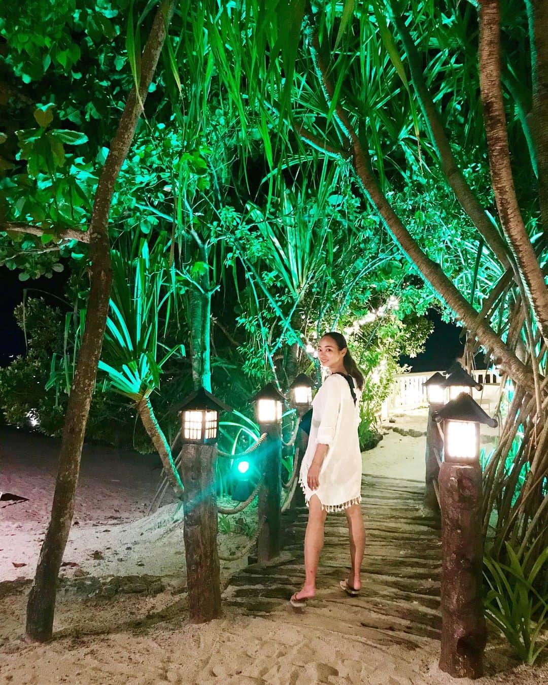 石田美奈子のインスタグラム：「ℂ𝕖𝕓𝕦. . 昨日から#セブ島 に来ています☺︎ 大親友との旅行💓 今回は#リゾート なので、「ホテルを豪華めにしよう！」と話し合って決めたホテル #プランテーションベイ 🌴 敷地内がどこも綺麗で、歩き回っているだけでリゾート気分を味わえる。 幸せ♡ 明日は朝からプールを満喫する予定です👙 . アキ @aki_0607 の写真技術が高すぎて、ささっと良い写真を撮ってくれる😍 . ✈️ → #minako_trip . #cebu #セブ島 #女子旅」