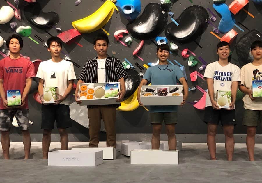 中村真緒のインスタグラム：「Yeees! I did it🤩 I got 1st place🏆 @bouldering_gym_share and a lot of fruits🤤 ・ ・ シェアの5周年コンペで優勝できました！2連覇がかかってたので嬉しいです！ 今年も美味しいフルーツ🍇🍈🍐がもらえて嬉しいです😆 動画くれた皆様ありがとうございます📽 ・ ・ @addfriction @mudhand_cb @phiten_official @e9clothing_official @frictionlabs  #climbing #bouldering #クライミング #ボルダリング #マオハンド」