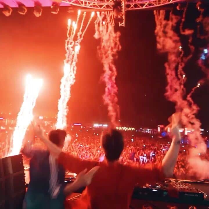 のインスタグラム：「Happiness behind the decks! 😄 #KSHMR #LostStories #KavitaSeth #Bombay #SpinninRecords」