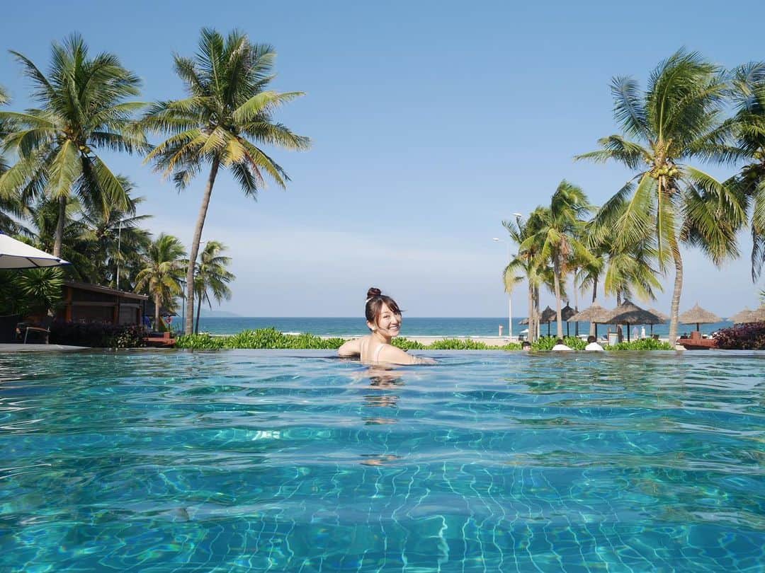 尻無浜冴美のインスタグラム：「旦那っちが遅めの夏休み取れたので2泊4日で初ダナン🇻🇳✈️﻿ 夫婦で好きなカジノとプールが付いてる#フラマリゾートダナン に宿泊しました♪﻿ 目の前に広がる海を見ながらのプール﻿ 開放的で最高👍💖💖💖﻿ ﻿ ﻿ ﻿ #ダナン﻿ #ダナン旅行﻿ #ベトナム﻿ #ベトナム旅行﻿ #furamaresort ﻿ #フラマリゾート ﻿ #furamaresortdanang ﻿ #インフィニティプール ﻿ #infinity #infinitypools ﻿ #danang #vietnam ﻿ #danan #danangtrip ﻿ #vietnamtrip﻿」