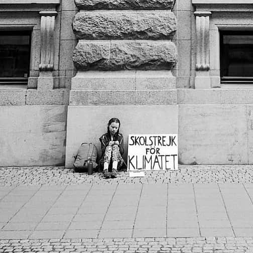 uglyfruitandvegさんのインスタグラム写真 - (uglyfruitandvegInstagram)「August of 2018 @gretathunberg started her #ClimateStrike all alone. Many joined her in Sweden and around the world over the last year for @fridaysforfuture. Yesterday millions showed up inspired by Greta and many other amazing youth organizers to demand system change, not climate change. Don’t ever say one person can’t change the world. #ActivismWorksSoAct」9月22日 1時10分 - uglyfruitandveg