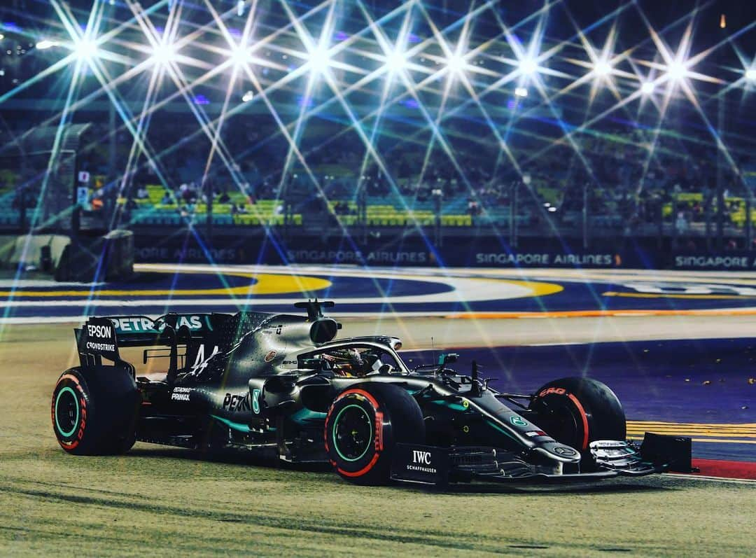 ルイス・ハミルトンさんのインスタグラム写真 - (ルイス・ハミルトンInstagram)「Under the Nightlights here in Singapore! 2nd in qualifying today, good position to fight tomorrow. The ferraris are stronger currently but we never give up! The team and I will keep pushing👊🏾 #wewinandwelosetogether」9月22日 1時12分 - lewishamilton