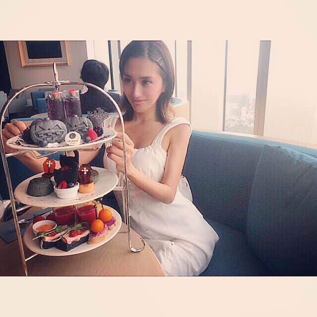 のインスタグラム：「#先取り #ブラックハロウィン #アフタヌーンティー #thx #myfriend #roppongihills  #themoon」