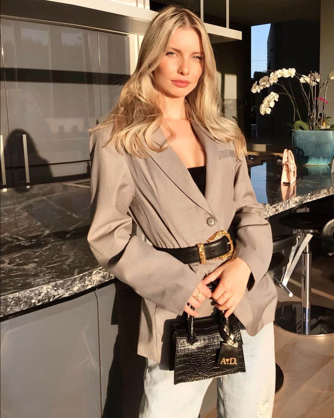 Katelyn Byrdのインスタグラム：「Opportunities don’t happen, you wake up and work for them. ✨📈📖 This timeless perfected purse is by @annedorcay 🖤」