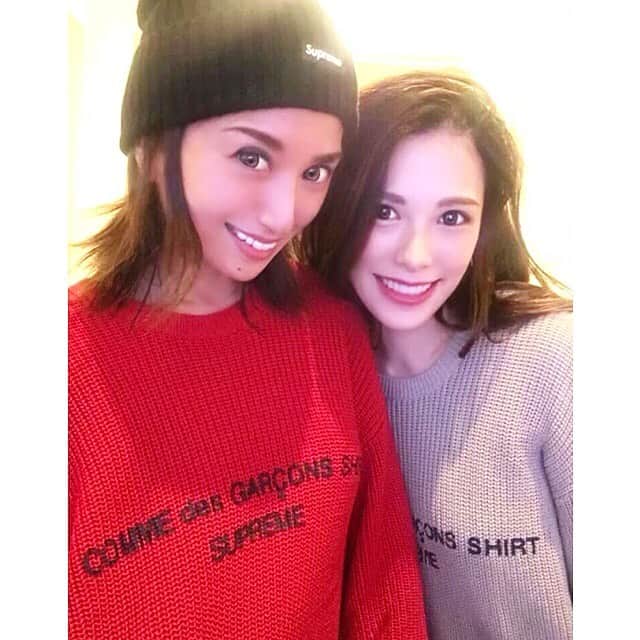 のインスタグラム：「Love u my sis( ❝ົཽ艸❝ົཽ)(❝ົཽ艸❝ົཽ ) Wishing you many, many more happiness(◔⊖◔)( ˘⊖˘)(・8・) #love #mysis #twins #ootdfashion  #winterfashion  #red #grey  @commedesgarcons  @supremenewyork」