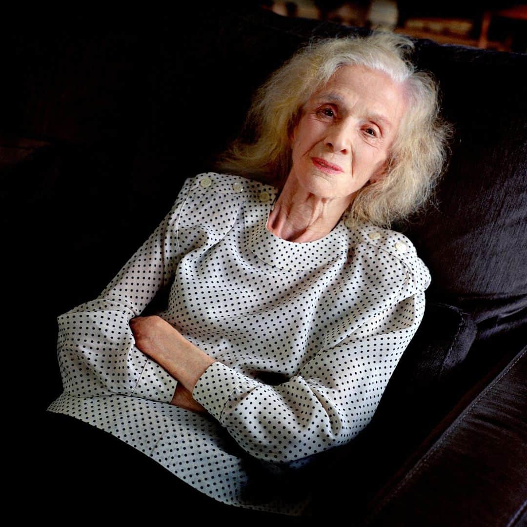 ルモンドさんのインスタグラム写真 - (ルモンドInstagram)「Gisèle Halimi, chez elle, à Paris, le 18 septembre. Pour « Le Monde », l’avocate, âgée de 92 ans, revient sur ses combats, dès l’enfance, pour sa dignité et sa liberté de femme, sur ses engagements féministes et sur les grands procès de sa carrière. - Photo : Richard Dumas @vu_photo #PourLeMonde - #JeNeSeraisPasArriveeLaSi #Feminism」9月22日 1時30分 - lemondefr