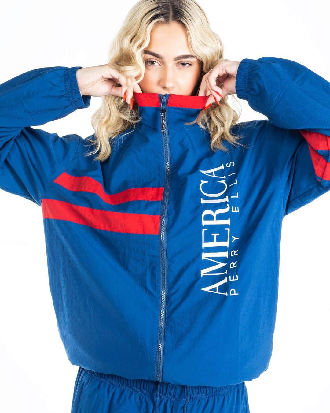 ペリーエリスのインスタグラム：「⚡️ Focused ⚡️ @suedebrooks #PerryEllisAmerica. Tap to shop. 📷 @connor.nich」
