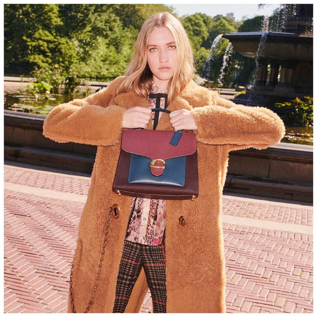 コーチさんのインスタグラム写真 - (コーチInstagram)「The cat's out of the bag. Our Tabby top handle is just what the weekend calls for. Shop the entire #TabbyBag family via link in bio. #CoachFW19 #CoachNY」9月22日 1時31分 - coach