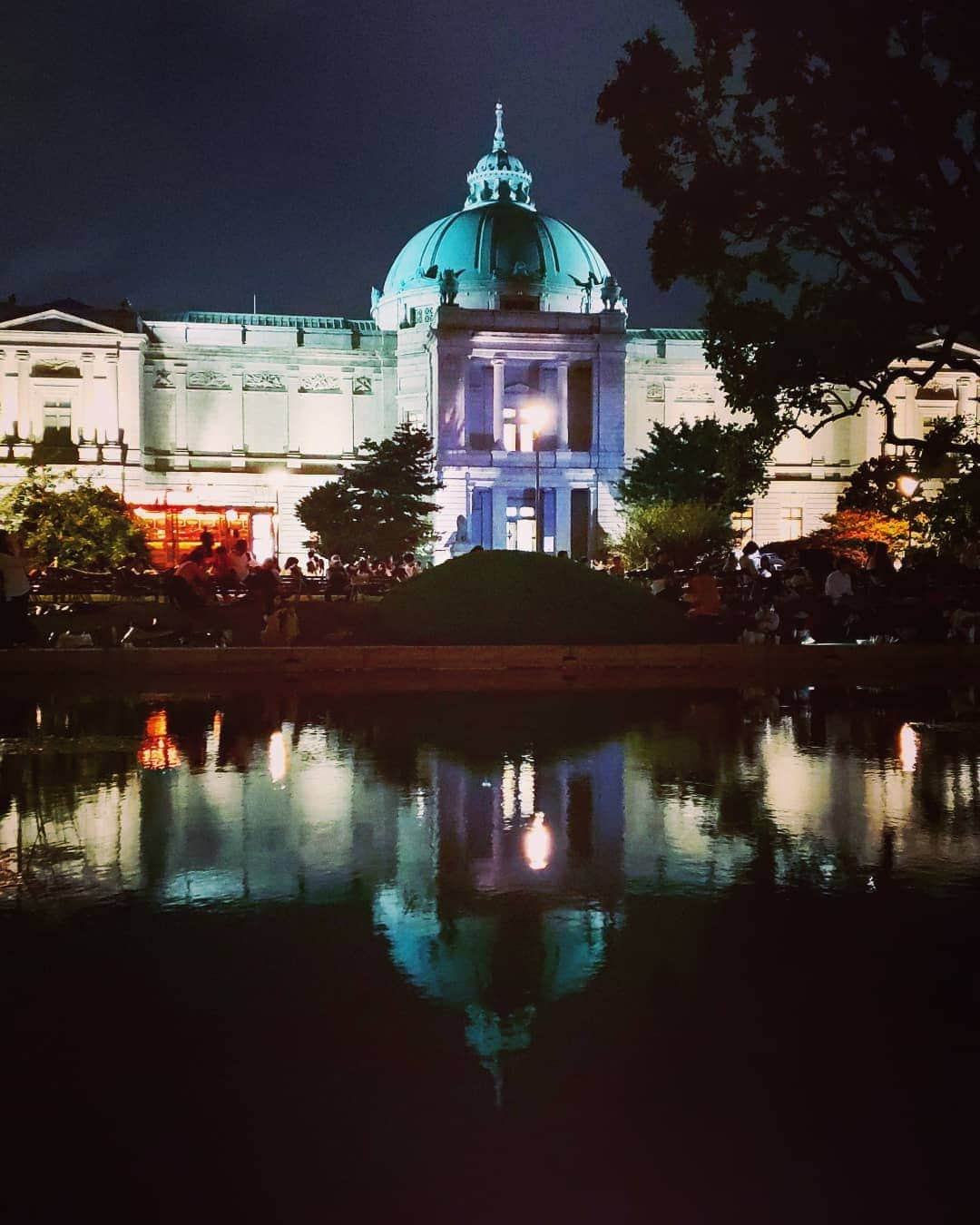 藤純さんのインスタグラム写真 - (藤純Instagram)「東京国立博物館の、17時～21時の景色。 トーハクの建物本当にかっこいいなー。 このロケーションで飲めるってだけでも最高だった。 屋台で買ったおいしいものと、不思議な色のビール。 それと、上野駅構内にいた、デイノケイルスのキグルミを着せられるパンダの巨大なぬいぐるみ。懐に５人のおじさんが座れるくらい巨大。 #博物館で野外シネマ2019 #キノイグルー #この世界の片隅に」9月22日 1時45分 - fujijunrox