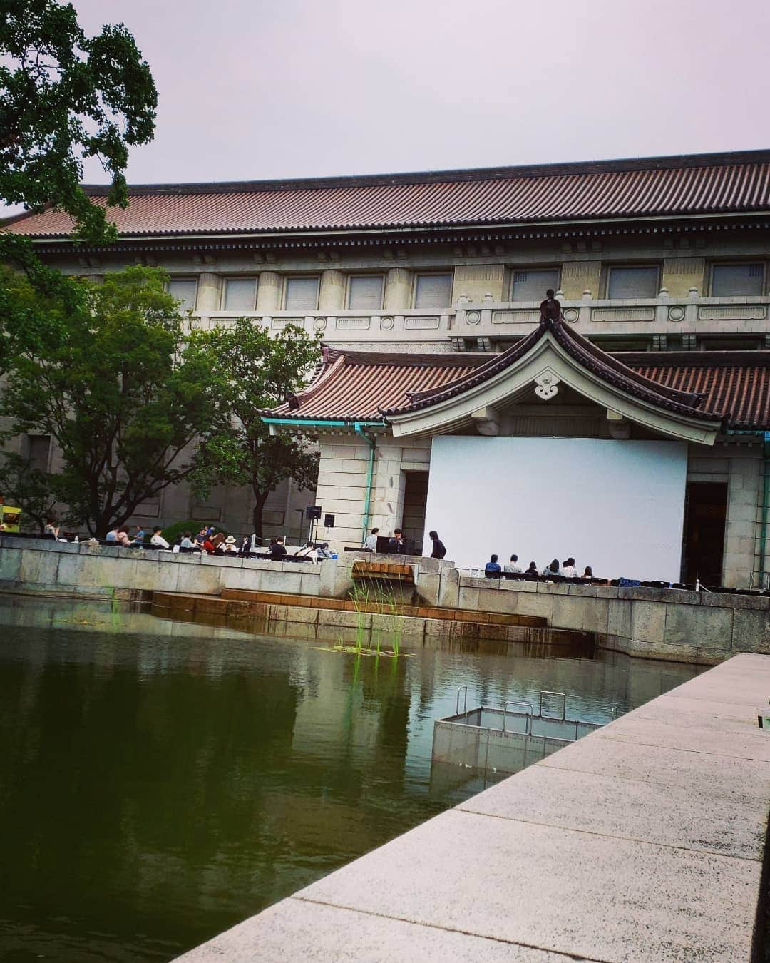 藤純さんのインスタグラム写真 - (藤純Instagram)「東京国立博物館の、17時～21時の景色。 トーハクの建物本当にかっこいいなー。 このロケーションで飲めるってだけでも最高だった。 屋台で買ったおいしいものと、不思議な色のビール。 それと、上野駅構内にいた、デイノケイルスのキグルミを着せられるパンダの巨大なぬいぐるみ。懐に５人のおじさんが座れるくらい巨大。 #博物館で野外シネマ2019 #キノイグルー #この世界の片隅に」9月22日 1時45分 - fujijunrox