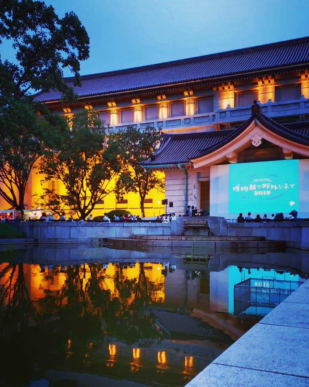 藤純さんのインスタグラム写真 - (藤純Instagram)「東京国立博物館の、17時～21時の景色。 トーハクの建物本当にかっこいいなー。 このロケーションで飲めるってだけでも最高だった。 屋台で買ったおいしいものと、不思議な色のビール。 それと、上野駅構内にいた、デイノケイルスのキグルミを着せられるパンダの巨大なぬいぐるみ。懐に５人のおじさんが座れるくらい巨大。 #博物館で野外シネマ2019 #キノイグルー #この世界の片隅に」9月22日 1時45分 - fujijunrox