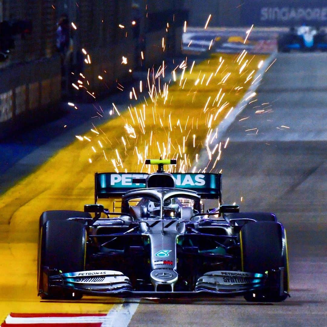 MERCEDES AMG PETRONASさんのインスタグラム写真 - (MERCEDES AMG PETRONASInstagram)「💬 “I was actually pretty happy after Q1, thinking we could fight for a spot on the front row, but the Ferraris got quicker and quicker. Tomorrow will be tricky, but we’ll go into the race with a fighting spirit.” - @valtteribottas 💪 This Finn doesn’t know the meaning of giving up! 💙 • #MercedesAMGF1 #MercedesAMG #F1 #PETRONASmotorsports #VB77 #SingaporeGP #F1NightRace」9月22日 1時55分 - mercedesamgf1