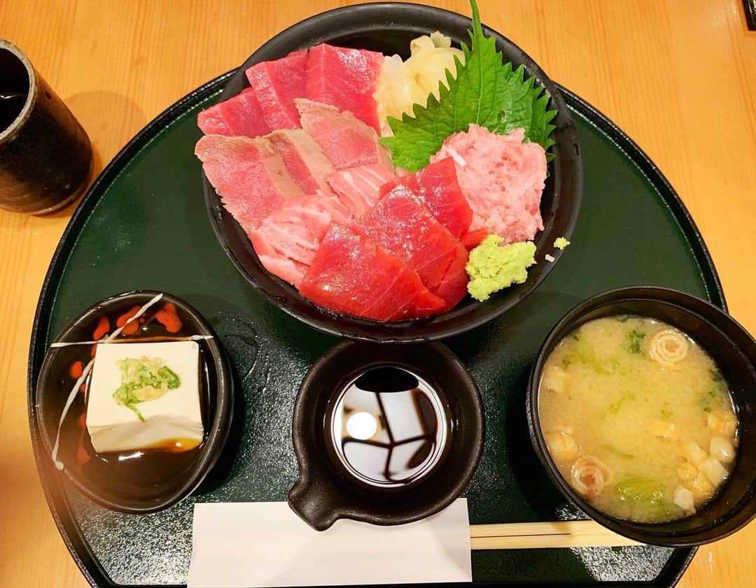 尾崎愛のインスタグラム：「旅の最後はこちらでした。飛行機乗る前にどうしてもお腹空き🍚大阪飛行機で行き来したのは今回が初めてだったな〜🛩 #まぐろのエン時 #伊丹空港 #まぐろ #まぐろ丼 #海鮮丼 #魚 #ご飯 #グルメ #美味しい #japan #food #sashimi」
