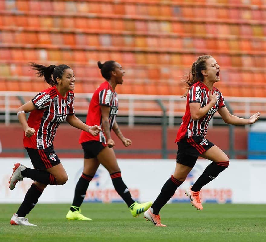 São Paulo FCさんのインスタグラム写真 - (São Paulo FCInstagram)「Estamos na final 🤩🇾🇪 O São Paulo empatou com o Santos, 2 a 2, no Pacaembu e com o placar agregado (5 a 4) avançou para a decisão do Campeonato Paulista! Os gols foram marcados por @thaisregina_oficial e @natane6 #VamosSãoPaulo  Foto: Anderson Rodrigues / saopaulofc.net」9月22日 2時10分 - saopaulofc