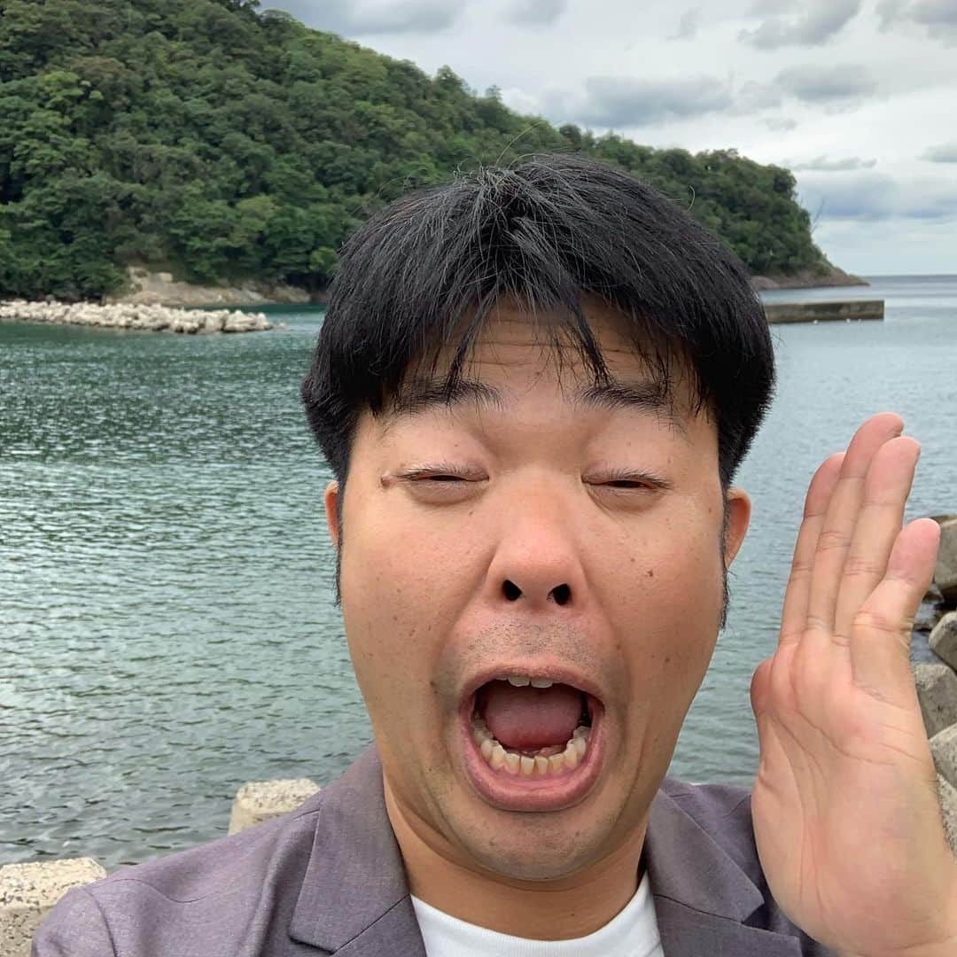西川晃啓のインスタグラム：「気絶優勝  巨人が久々に優勝して嬉しくて気絶  #あるある探検隊#レギュラー#気絶#気絶の日々#ギャグ#本日#営業#大井町#ヤマダ電機#SHARP#イベント#巨人#優勝#久々#嬉しく#やっと#クライマックス#勝ってやー」