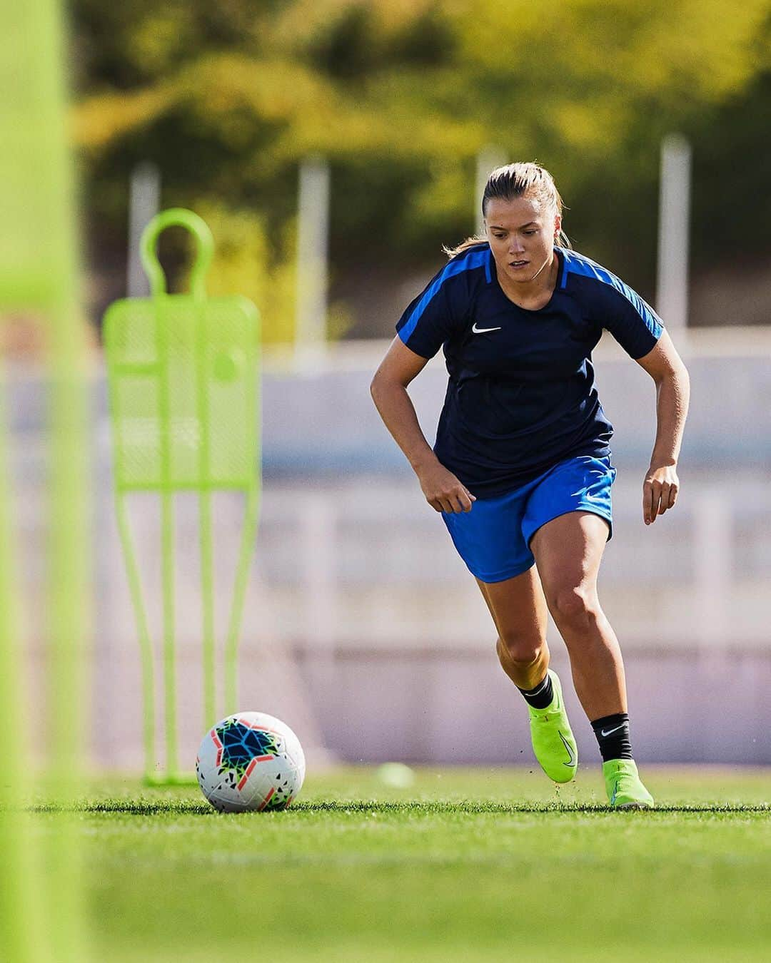 ナイキフットボールさんのインスタグラム写真 - (ナイキフットボールInstagram)「Look sharp, feel sharp, play sharp. @frankirby is on point to put her stamp on the game 🎯 ⠀⠀ Get your pair of PhantomVSN, available on Nike.com/Football ⠀⠀ #alwaysforward #nikephantom #phantomVSN #nikefootball #nikesoccer #nike #football #soccer」9月22日 2時03分 - nikefootball