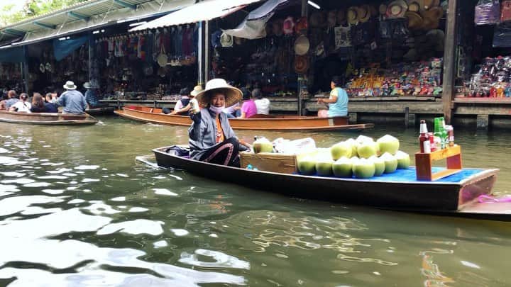 のインスタグラム：「今日見た景色。  タイ、水上マーケット🇹🇭 タイ大好き〜〜〜 #Thailand #水上マーケット  #撮影 #ロケ」
