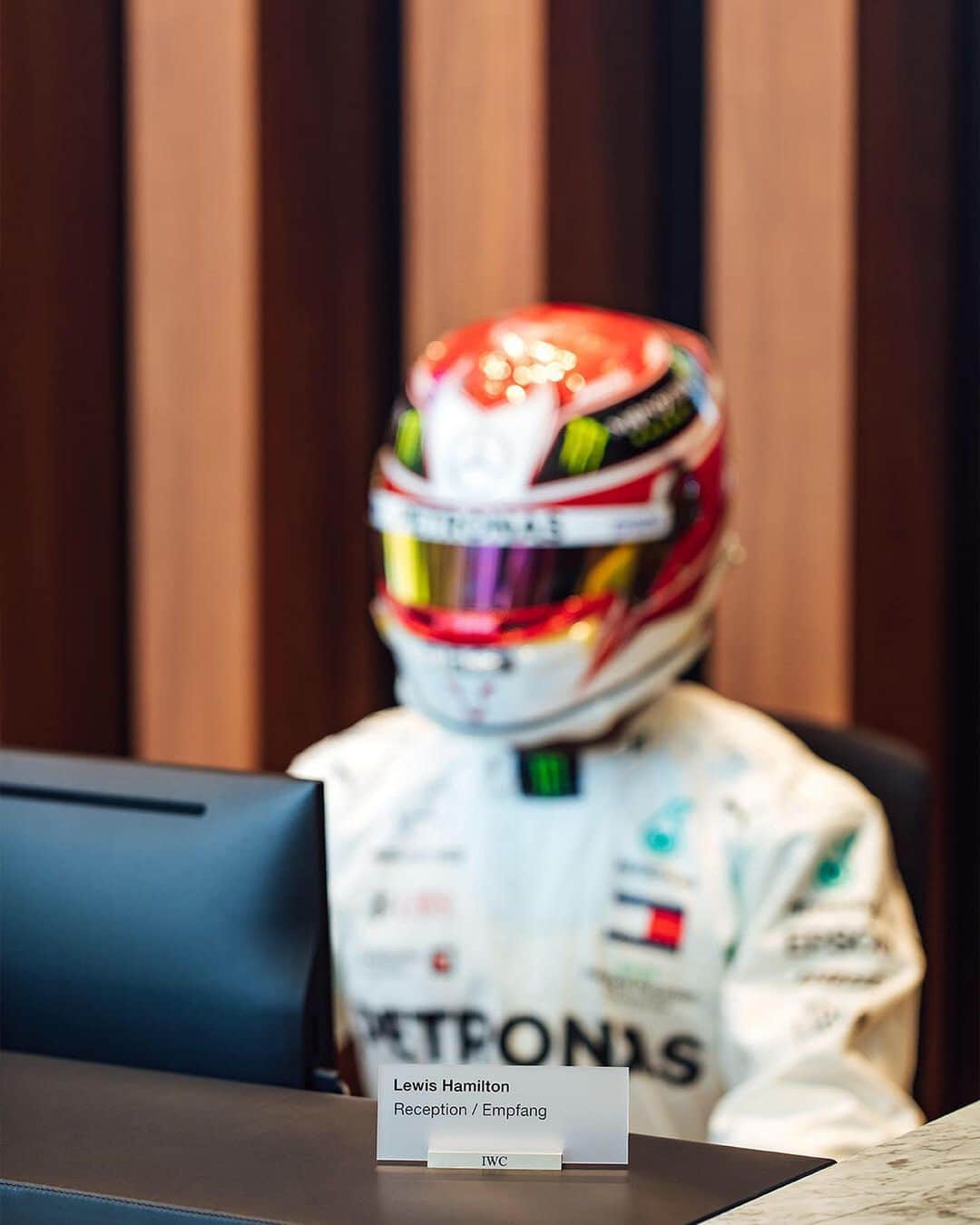 IWCさんのインスタグラム写真 - (IWCInstagram)「Here's your official greeting for this weekend's Singapore Grand Prix. Wish expert driver @LewisHamilton good luck while you're at it. @MercedesAMGF1 #IWCRacing #SingaporeGP」9月22日 2時17分 - iwcwatches
