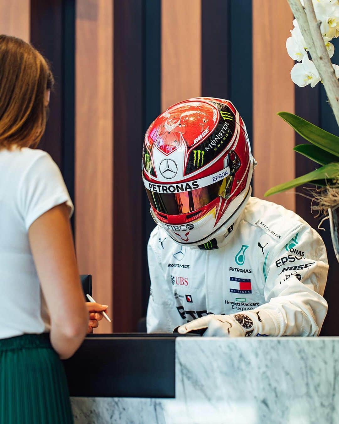 IWCさんのインスタグラム写真 - (IWCInstagram)「Here's your official greeting for this weekend's Singapore Grand Prix. Wish expert driver @LewisHamilton good luck while you're at it. @MercedesAMGF1 #IWCRacing #SingaporeGP」9月22日 2時17分 - iwcwatches