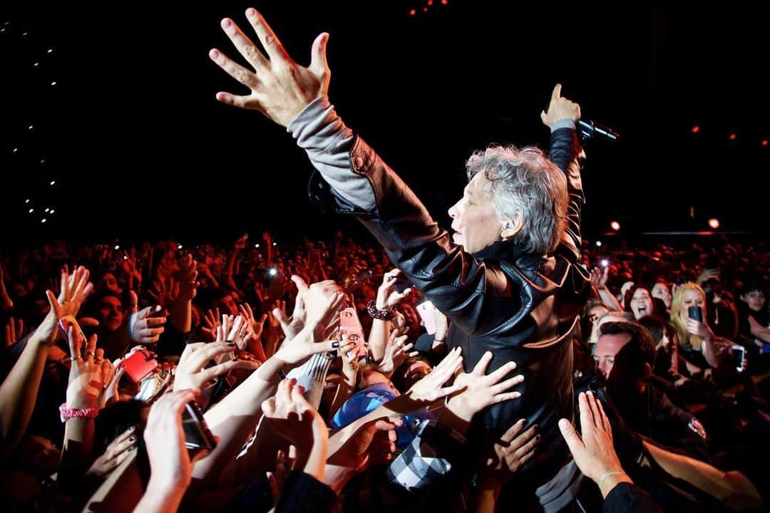 Bon Joviさんのインスタグラム写真 - (Bon JoviInstagram)「Our first show of the 2019 South American tour starts tomorrow. We’ll see you soon, Recife! Post yourself at the show using #BonJoviMemories on Instagram or Twitter for a chance to be on the big screen - one lucky fan will also receive upgraded seating (winner will be notified via direct messages). 📷: @davidbergman」9月22日 2時21分 - bonjovi