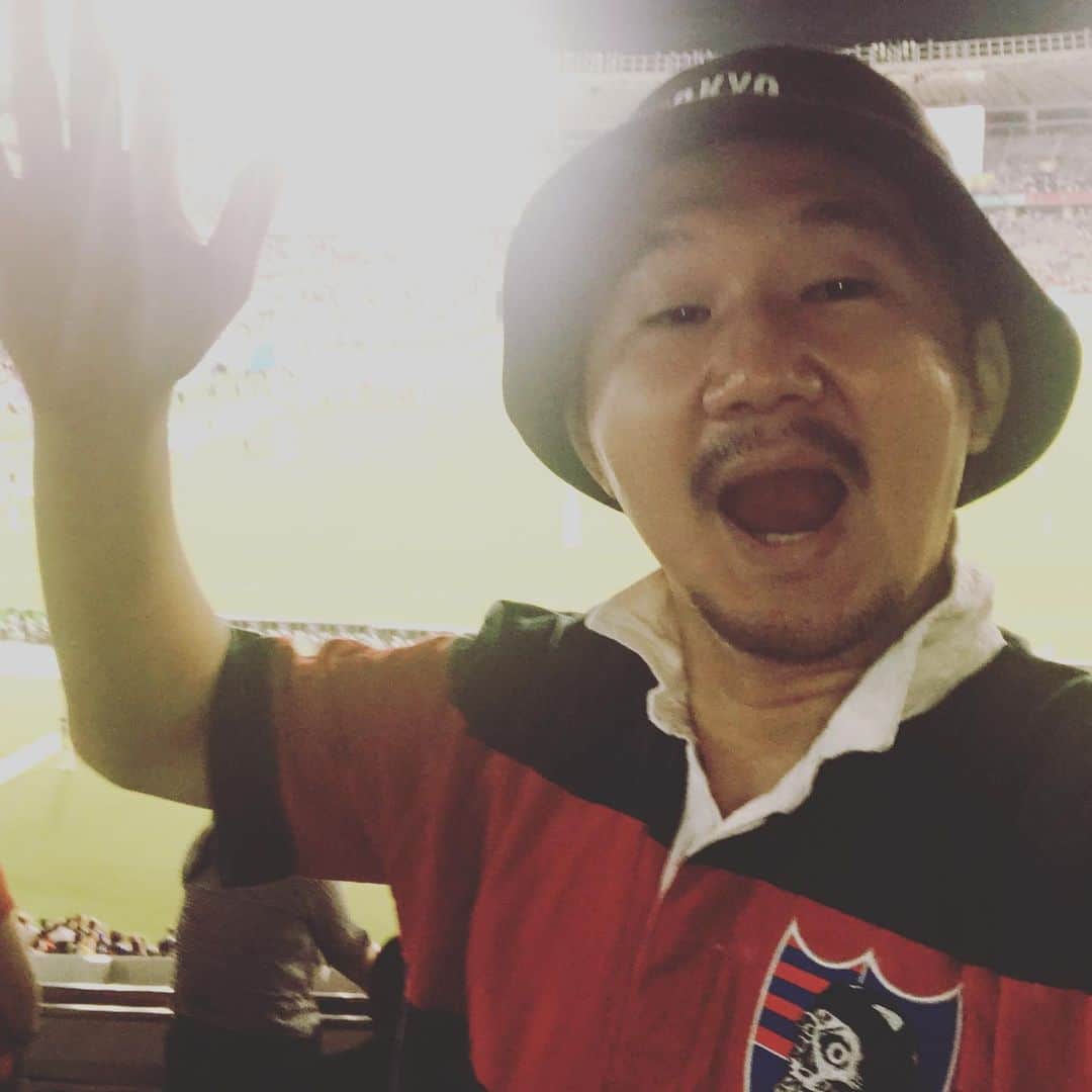 植田朝日のインスタグラム：「🇫🇷🇦🇷﻿ ﻿ 今日、着て行ったのは秩父宮の時に作った東京ゴール裏ラガーシャツ‼️﻿ ﻿ こんな時じゃないと着れないもんね⁉️﻿ ﻿ 時間が経つと更にレアになりおいしくなるんだよね。﻿ ﻿ この大会が終わったら、また数年、眠ってもらいましょう！w﻿ ﻿ #rwc #tokyo12 #fctokyo  #fc東京 #ラガーシャツ」