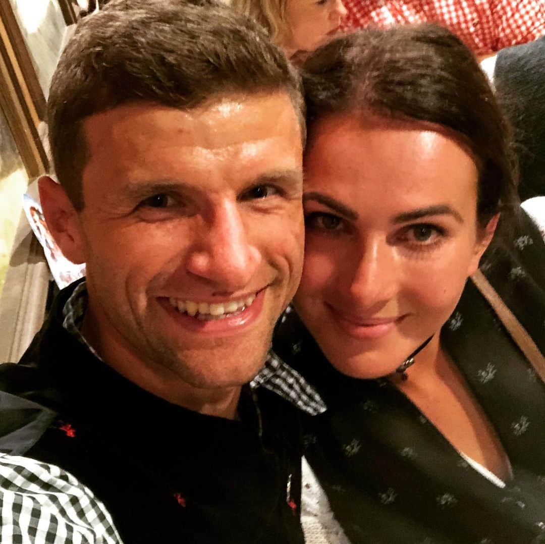 トーマス・ミュラーのインスタグラム：「Happy Birthday my Love 🥰#partytime #dirtythirty #bleibsowiedubist #wegmitdemdreckstelefon」