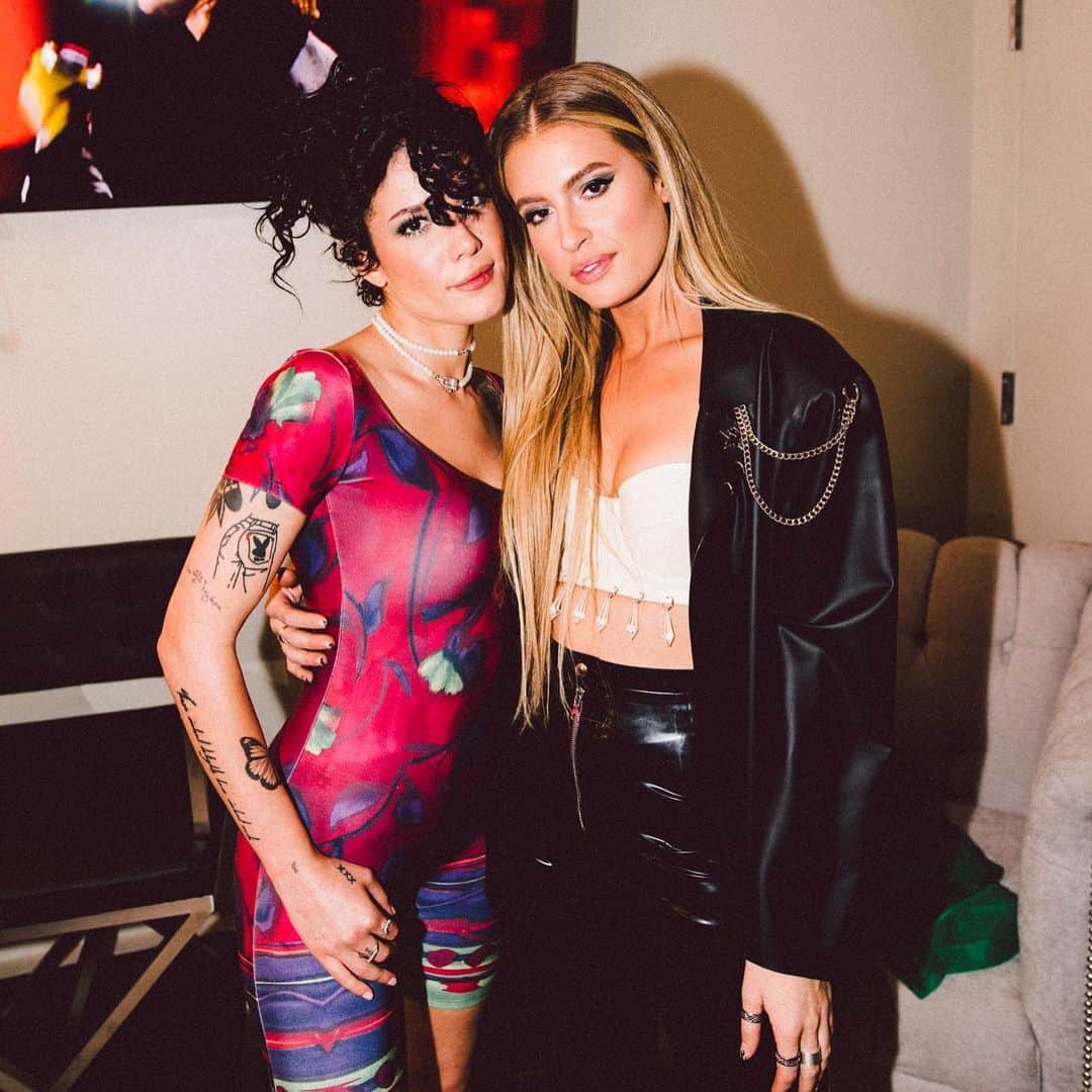 Halseyさんのインスタグラム写真 - (HalseyInstagram)「@findingxfletcher was so cute n amazing so she gets cover pic. @ryanseacrest made me an early birthday cake. I gave away my reusable water bottle. And I wore an aerobics jumpsuit. All this and more in Vegas for @iheartradio 📷: @donslens」9月22日 2時29分 - iamhalsey