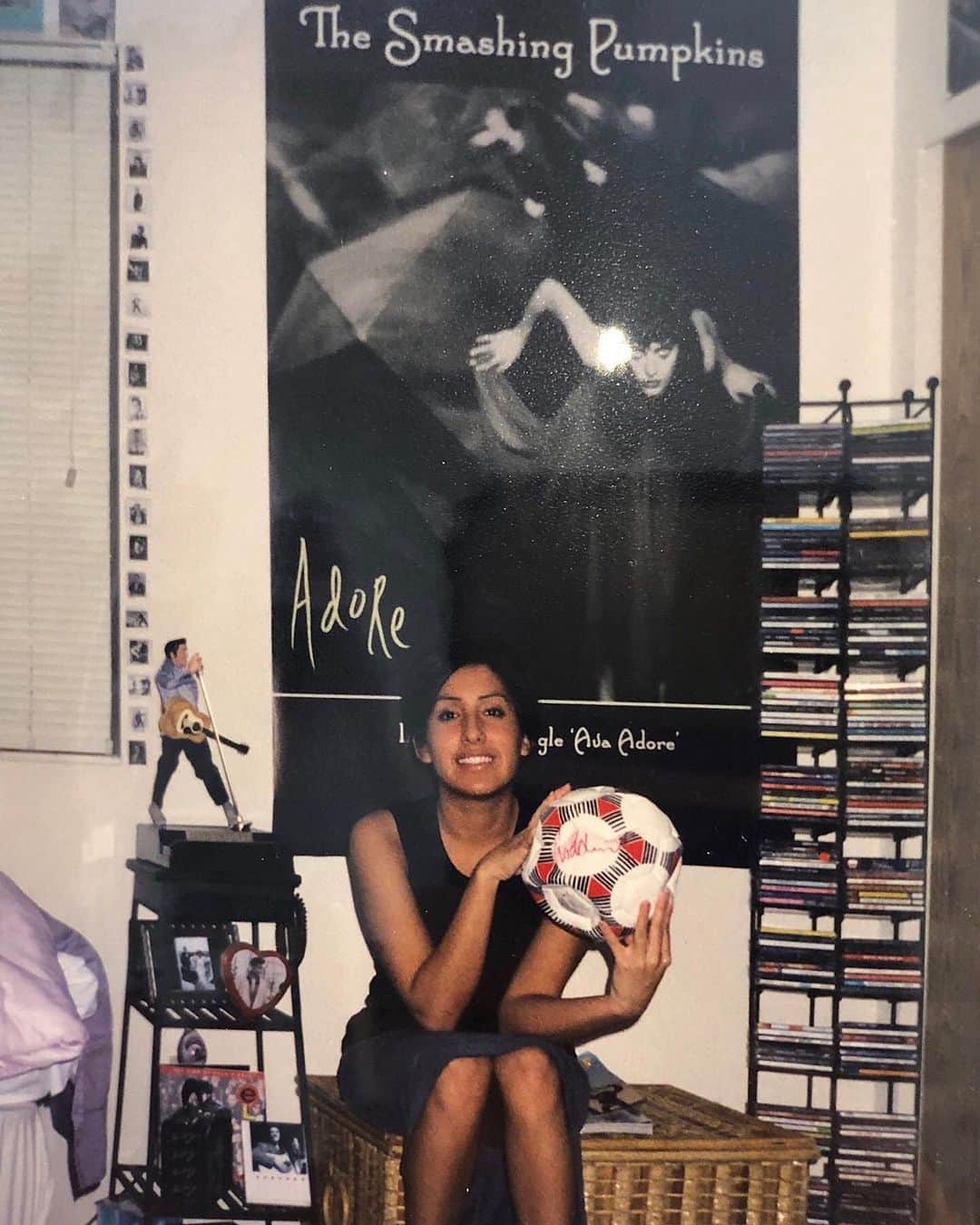 JEN ATKINさんのインスタグラム写真 - (JEN ATKINInstagram)「This Rod Stewart signed soccer ball in my room is really when i peaked 🏆⚽️」9月22日 2時33分 - jenatkinhair