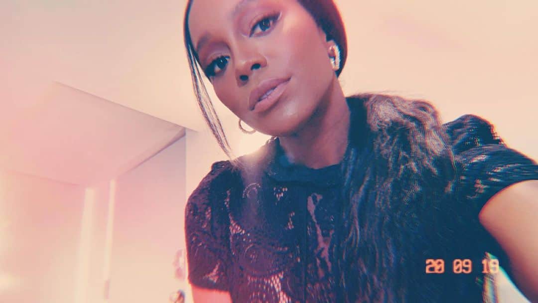 アジャ・ナオミ・キングのインスタグラム：「Wanna snack? 💁🏾‍♀️」