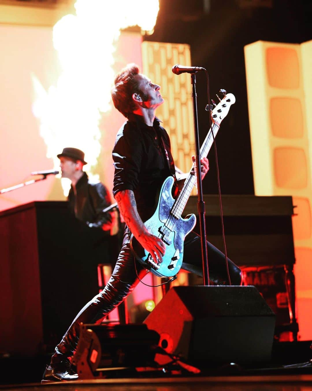 マイク・ダーントさんのインスタグラム写真 - (マイク・ダーントInstagram)「Back in the saddle!!! Who’s ready for @hellamegatour 🤘🏽🦄 @greenday @iheartradio  @therealjasonfreese on 🎹 🔥 pics by :#shutupgreg」9月22日 2時39分 - mikedirnt