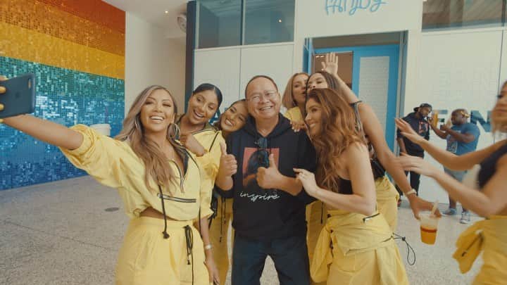 リアン Vのインスタグラム：「MY @shoplianev MERCH IS AVAILABLE ONLINE! 🔥 SHOP MY EXCLUSIVE BESTIE COLLECTION NOW! LINK IN BIO! 😍 i love you all so much! #TeamLianeV」
