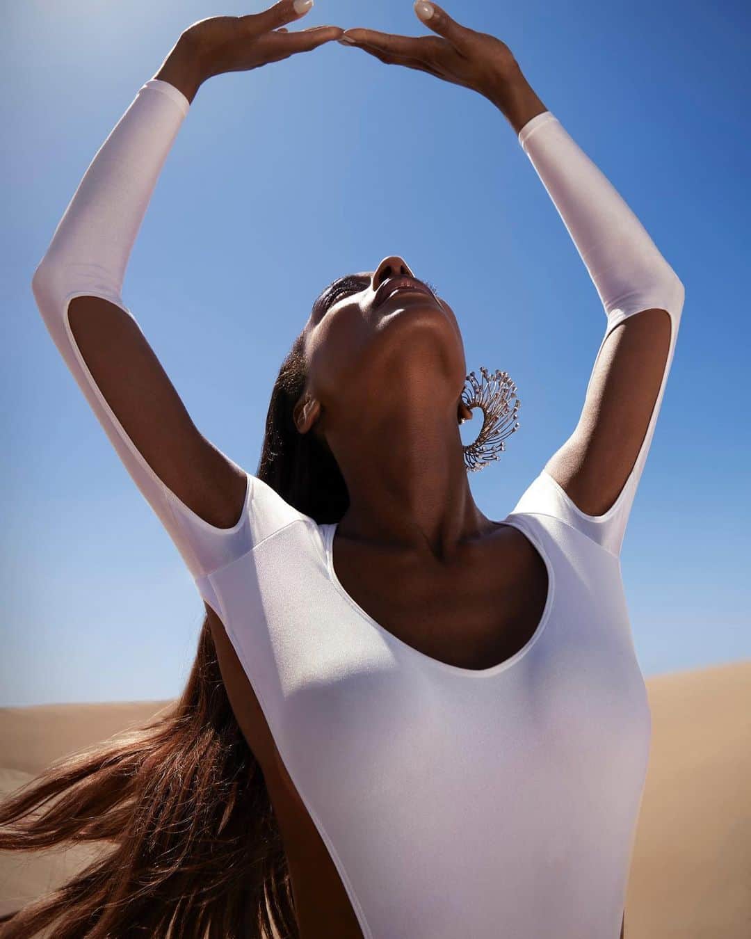 ミュグレーさんのインスタグラム写真 - (ミュグレーInstagram)「Awake the strength of the sun with our goddess @JourdanDunn thanks to the most radiant fragrance : #MuglerAlien Eau de Parfum. - - #BeExtraordinary #Mugler」9月22日 2時40分 - muglerofficial