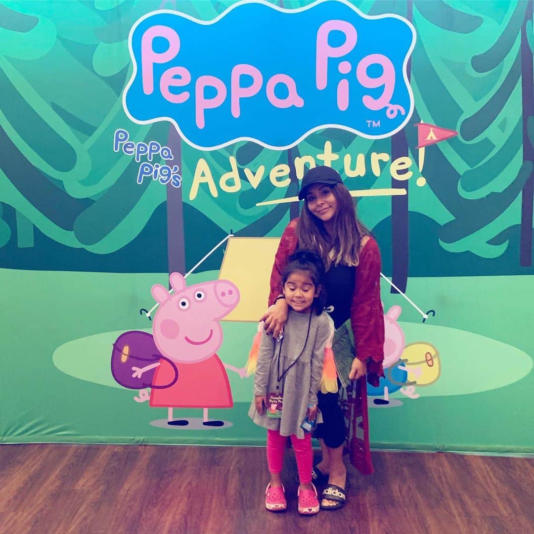 ニコール・ ポリッツィのインスタグラム：「Peppa Pig with my crazy munchkin @sissygiovanna 💋 #twins」