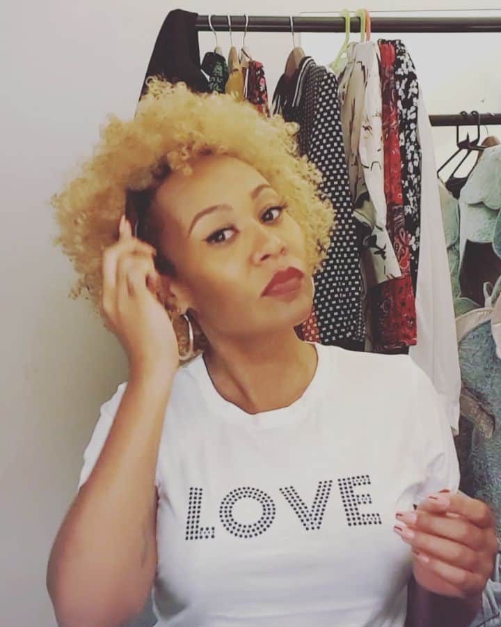 Emeli Sandéのインスタグラム：「Getting my afro straight for my performance tonight at @the_globe on #PeaceDay for the @PeaceOneDay celebrations!! 💁🏽‍♀️🙌🏽 Sending LOVE to everyone across the world standing up for what they believe in and working towards a more united world! (Think I should rock this ❤ T tonight or put on something a lil more fancy?? )」