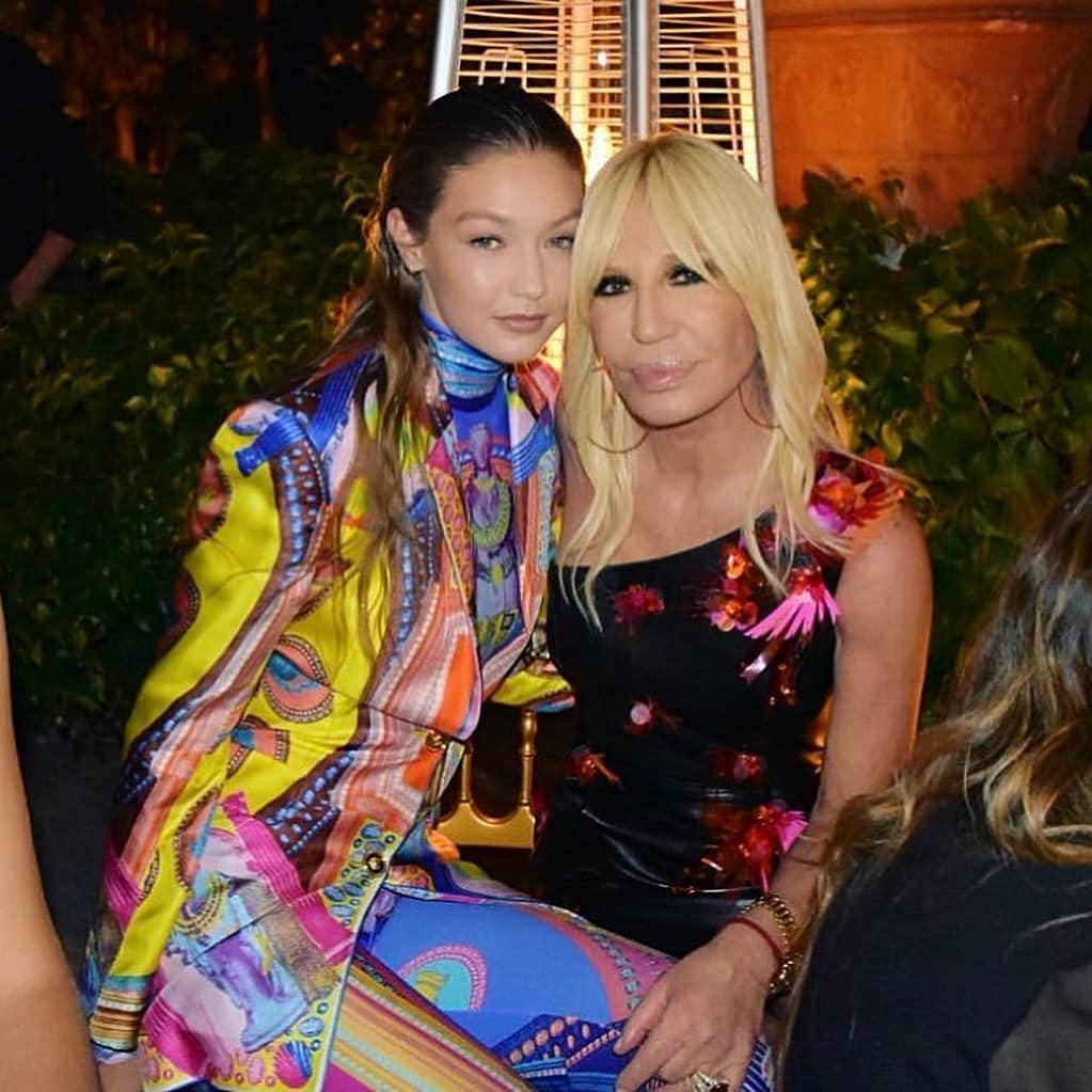 ジジ・ハディッドさんのインスタグラム写真 - (ジジ・ハディッドInstagram)「Love every second I get to spend with my @versace family ! @donatella_versace I love you. I am so lucky to know the magic behind the legend that you are. Thank you for everything! 💕 last night was so fun」9月22日 3時02分 - gigihadid