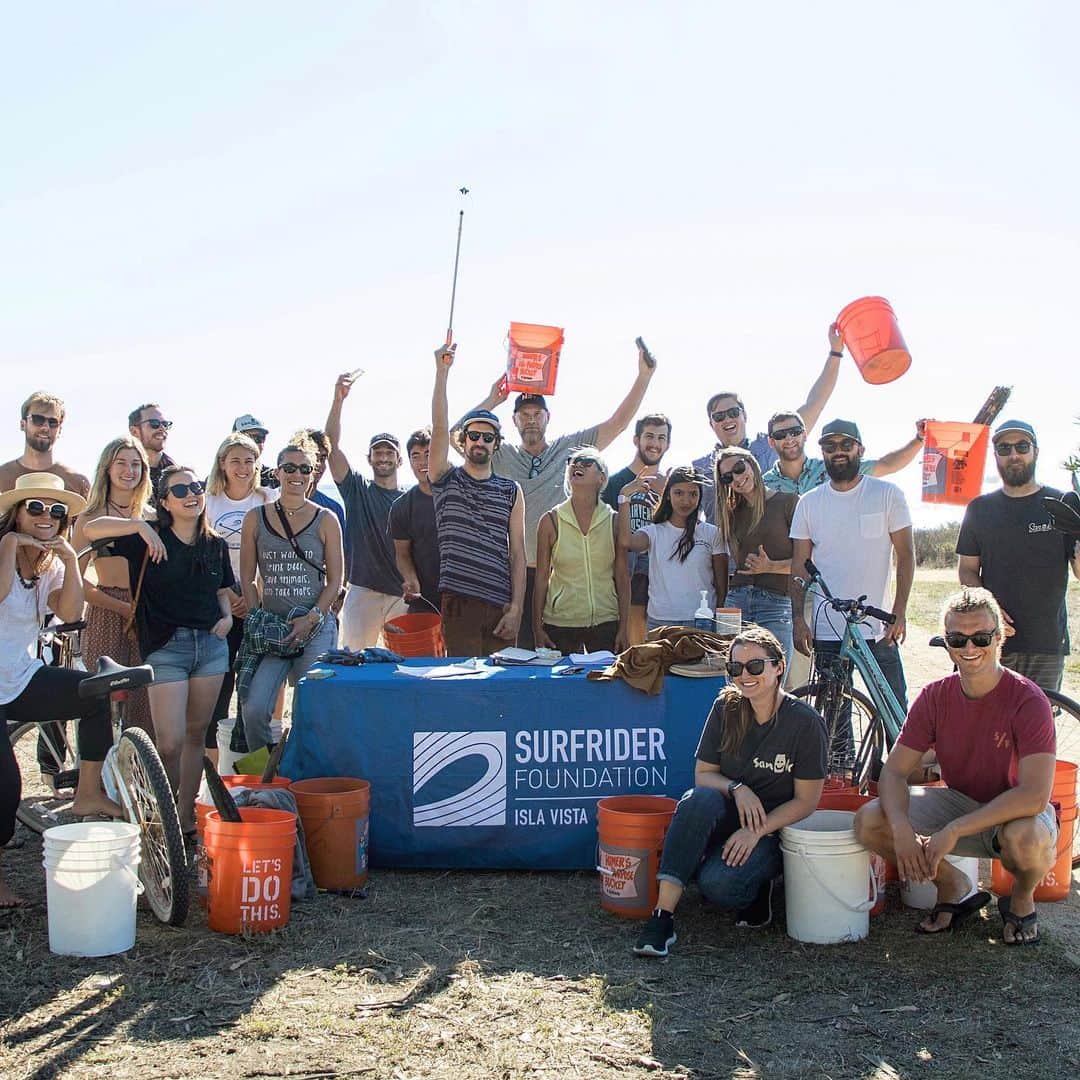 のインスタグラム：「Today we’re celebrating #InternationalCoastalCleanUpDay—one of the world's largest annual preservation and protection events for our ocean, waves and beaches. With an estimated 6 million+ volunteers doing their part, this day’s impact is certainly smile-worthy. Not only do the coastlines we love end up cleaner and healthier, but the raised consciousness for accessible actions skyrockets as well. Minimizing waste and use of plastic isn’t easy! It’s not about perfection, but being mindful about what things we’re doing in our lives that make an impact, both big and small. Participating in cleanups is one great way to offset our footprint on this planet. There are tons of beach cleanups going on around the world right now, and you can do your own mini-makeover every time you visit the beach! Don’t live near one? Just remember, everything flows downhill…so find your happy place and protect it in your own way—each and everyday. @surfrider #Sanuk #SmilePassItOn #ProtectYourHappyPlace」