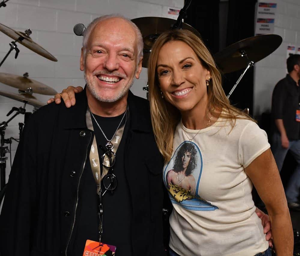 シェリル・クロウさんのインスタグラム写真 - (シェリル・クロウInstagram)「What a fun night at Crossroads! Presented @mrpeterframpton who was my first concert at 13 years old... with Bill Murray! ❤️❤️ __________________________________________ #crossroadsguitarfestival #peterframpton #billmurray 📷: @hudtm60 💄: @mrs_nashville」9月22日 3時11分 - sherylcrow