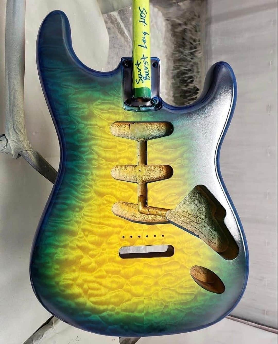Fender Guitarさんのインスタグラム写真 - (Fender GuitarInstagram)「Try not get lost in the sea of color that @jncolor uses to bring this Surf Burst Stratocaster to life. 🏄‍♂️🏄‍♀️ Swipe to see some of the painting in action. @fendercustomshop #Straturday」9月22日 3時07分 - fender