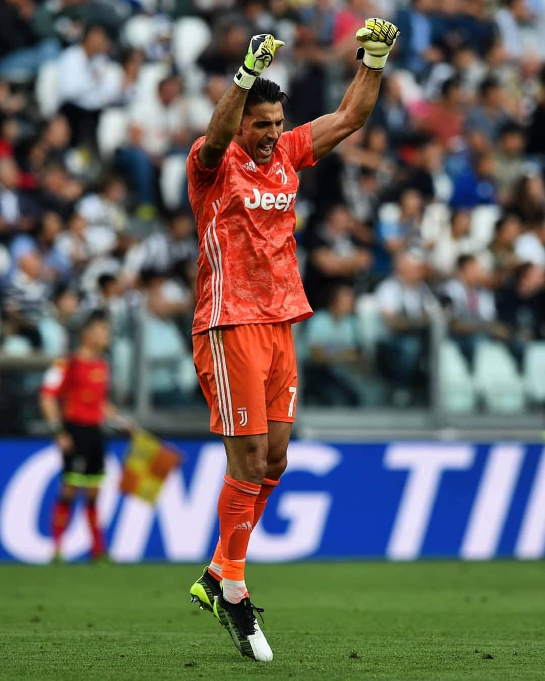 ユヴェントスFCさんのインスタグラム写真 - (ユヴェントスFCInstagram)「Celebrate like Gigi 💪💪💪 #JuveVerona #FinoAllaFine #ForzaJuve」9月22日 3時10分 - juventus