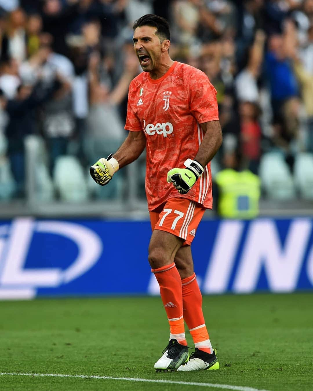 ユヴェントスFCさんのインスタグラム写真 - (ユヴェントスFCInstagram)「Celebrate like Gigi 💪💪💪 #JuveVerona #FinoAllaFine #ForzaJuve」9月22日 3時10分 - juventus