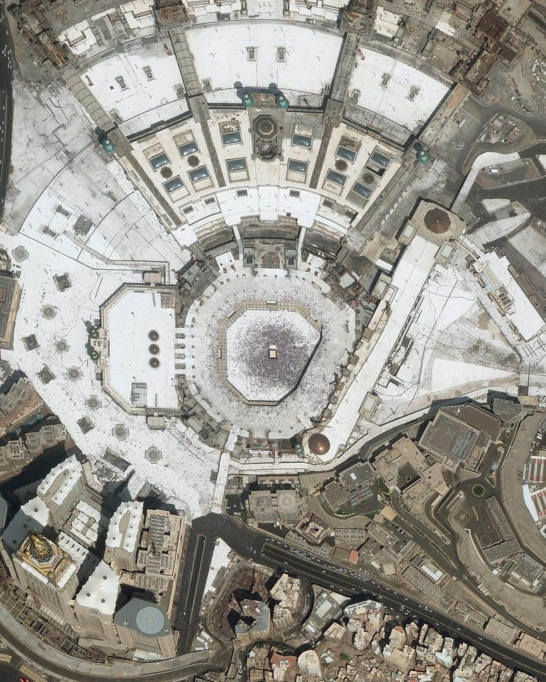 Daily Overviewさんのインスタグラム写真 - (Daily OverviewInstagram)「The Great Mosque of Mecca, located in the city of Mecca, Saudi Arabia, is the most important mosque in the religion of Islam. It surrounds the Kaaba, a cuboid stone structure that Muslims believe to the the Bayt Allāh, or “House of God.” It is a site of pilgrimage for the Hajj — which every Muslim must do at least once in their lives — and has a capacity for 1.5 million worshippers, making it the second largest mosque in the world. /// Created by @dailyoverview, source imagery: @maxartechnologies」9月22日 3時20分 - dailyoverview