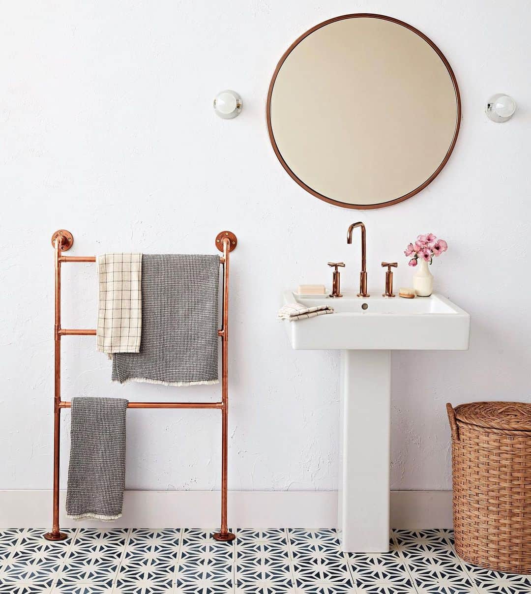 マーサ・スチュワートさんのインスタグラム写真 - (マーサ・スチュワートInstagram)「A towel ladder made of copper plumbing fittings gives your bathroom the charm of a fancy Parisian hotel suite for the cost of room-service petit déjeuner. Give your bathroom an elevated touch with our full step-by-step tutorial at the link in bio. 👆🏼📷: @lennartweibull | created by: @lornaaragon」9月22日 3時15分 - marthastewart