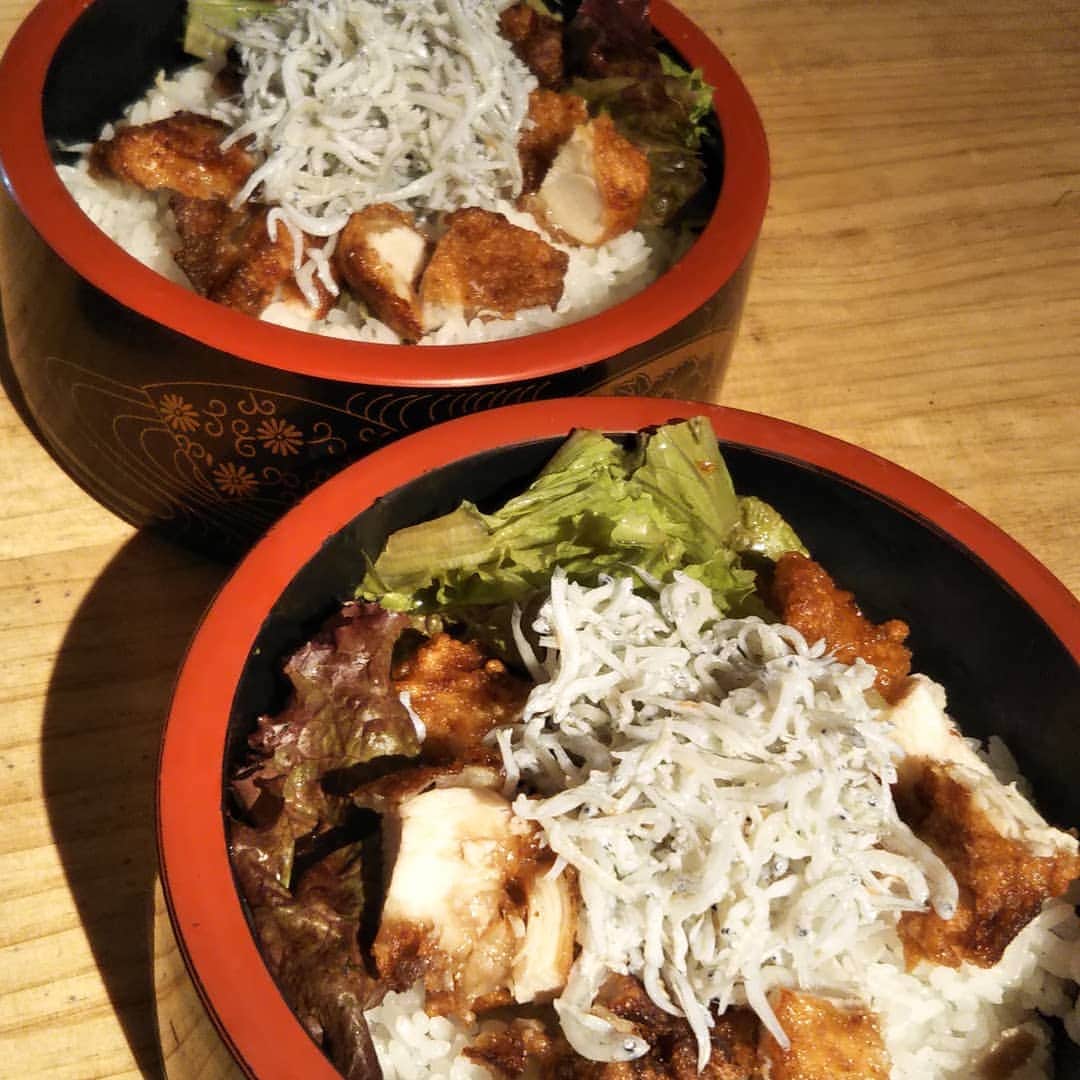 のインスタグラム：「特別オーダーの角切りザンギしらす丼です！ #かき#海鮮#かに#北海道#知床#伊丹#オアシス#刺身#宴会#コース#五穀米#カフェ#ユッケ#たこ」