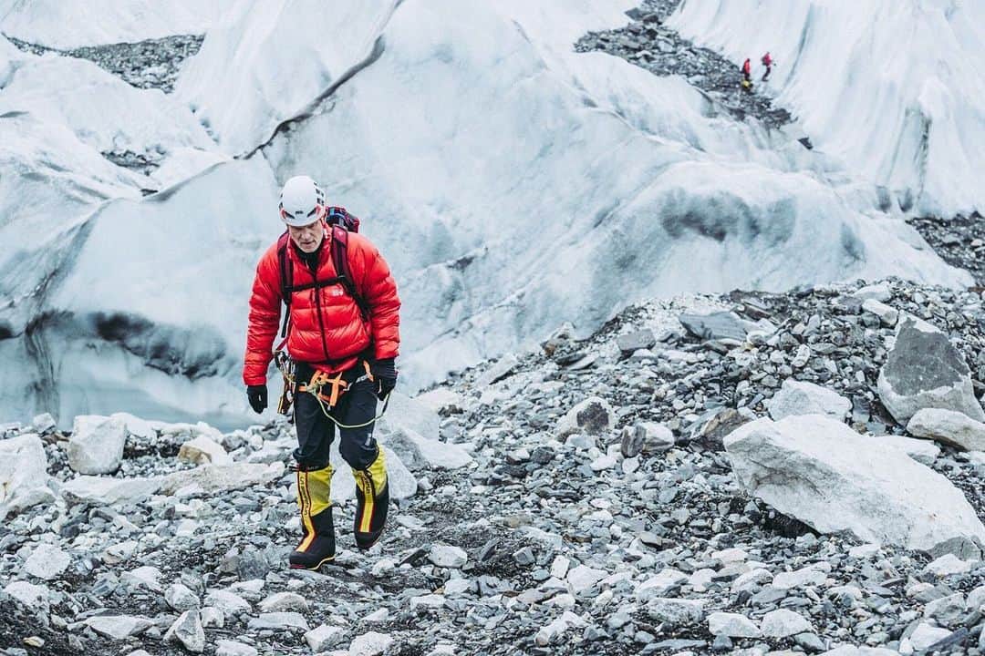 のインスタグラム：「UPDATE: This morning, we received word from @garrettmadison1 that the team has reached Camp 1, establishing a route across the Khumbu Ice Fall!  Previous post: Currently, the Khumbu Ice Fall is giving the climbers a lot of trouble. There are huge, impassable crevasses and dangerous terrain. @garrettmadison1 has never seen ice fall conditions like this. Ice climber extraordinaire @timemmett was able to unlock a particular area, but the Sherpa climbing team needs to push on to Camp 1. Once they establish (pitch tents, stock supplies, etc.), they can set up Camp 2, 3, and 4. Until then, the climbers are at a standstill. Follow @mhweverest2019 for more updates. Photos: @francoislebeau / @jess_talley」