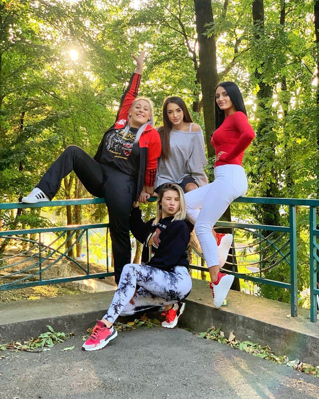 ラリサ・ヨルダケのインスタグラム：「Old friends are better. 🌈🦋👭👭 #ourweekend ❤️」